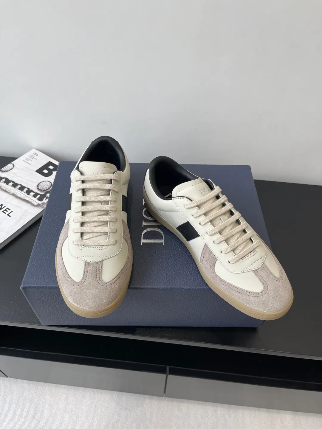 Factory price: 420💰The top version of Dior 25ss new product B01 moral training shoes. The toe size design of the couple's style is a bit wider. The upper foot comfort is perfect. The thread is beautiful. Perfectly suitable for trousers. Decorated with various classic details. It is the ideal choice for daily styling. It can be matched with various casual items to create exquisite shapes. Fabric first layer cowhide/lining sheepskin T men's shoes💰U original outsole Code number: 38-44, customized 45